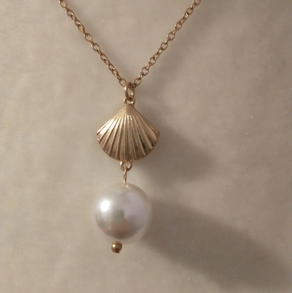 Seashell and faux pearl necklace - Picture 4 of 5